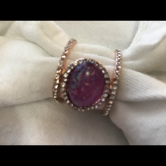 Fun rose gold tone ring, EUC, size 9. - Picture 2 of 5